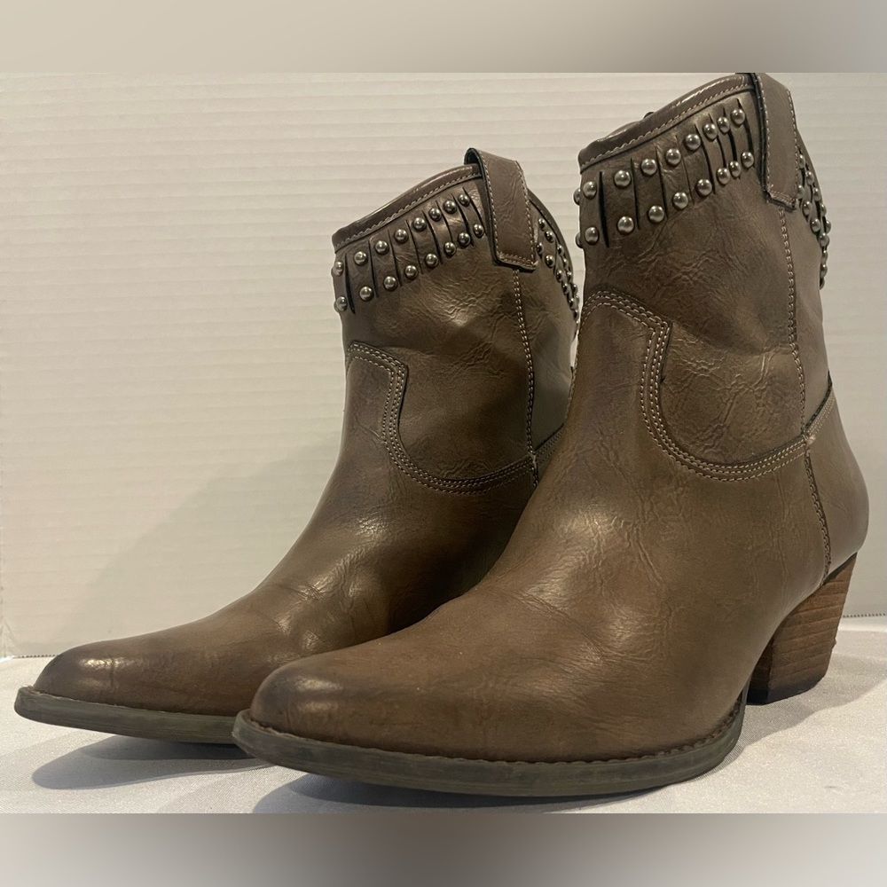 VERY VOLATILE Lunet Western Studded Taupe Heeled Ankle Bootie Women’s Size 9